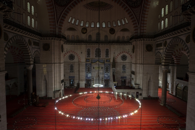 Süleymaniye Camii'nde Kadir Gecesi hüznü